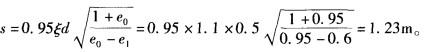 采用砂石桩法处理松散的细砂。已知处理前细砂的孔隙比e0=0.95，砂石桩柱径500mm。如果要求砂石桩挤密后的孔隙比e1达到0. 60，按《建筑地基处理技术规范》(JGJ 79—2002)计算（考虑振